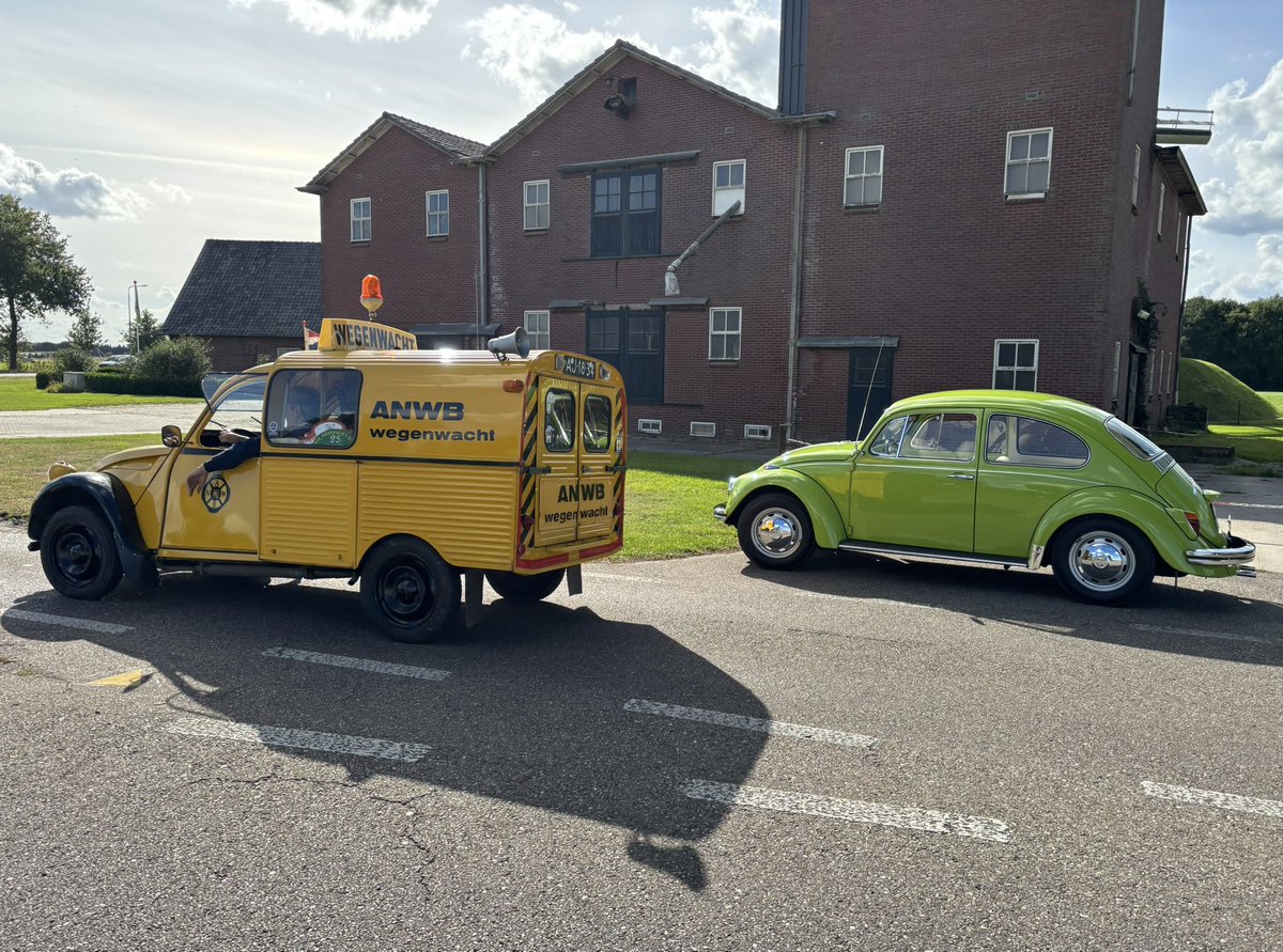 AlfredBeumer's tweet photo. Een geluk bij geen ongeluk!

Natuurlijk geen autopech met mijn Pop-Kever maar wanneer je een Wegenwacht Besteleend uit 1969 tegenkomt laat ik de expert er toch graag even naar kijken. ✅ https://t.co/ebPmbcWi0t