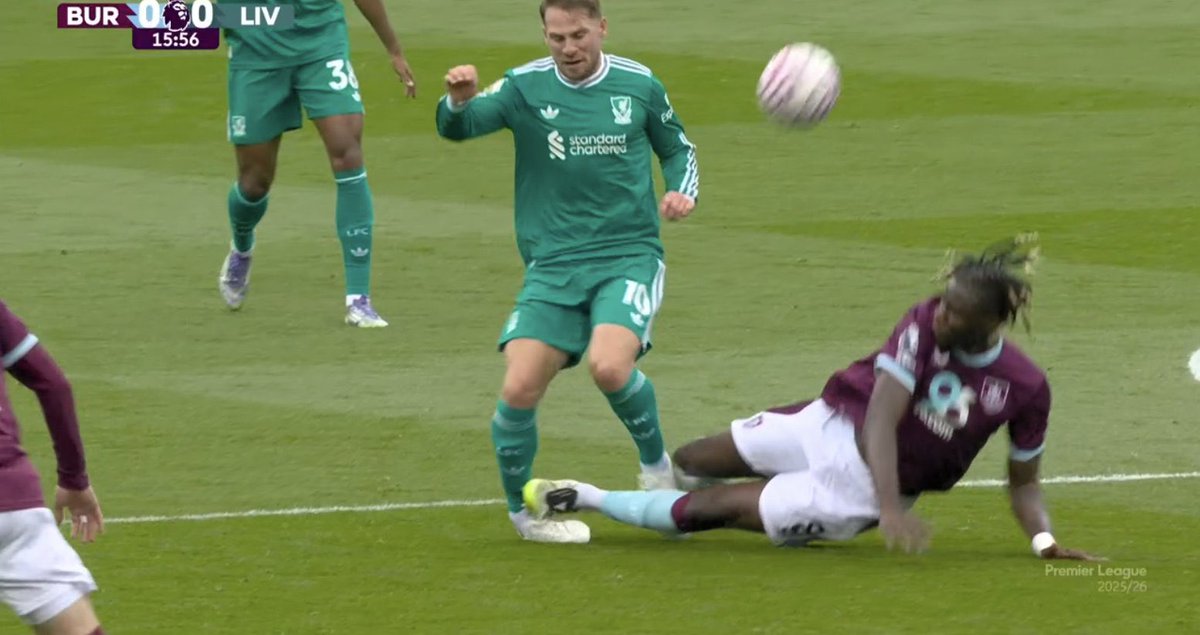 Já na tenhle zápas zrovna nekoukám, ale jak se tohle obešlo bez ČK? 😶