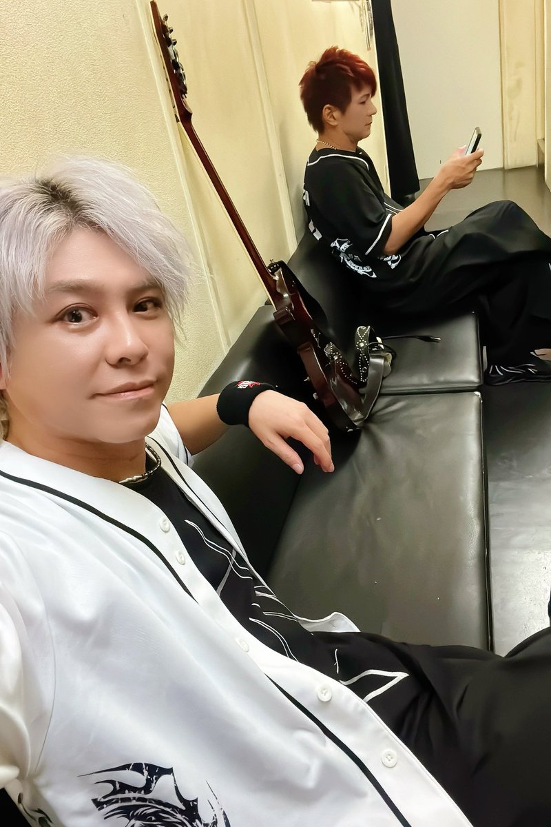 kingryoworld's tweet photo. 老眼と戦うろー様と手乗りイッシー🦁 https://t.co/E3fM8aDVyl