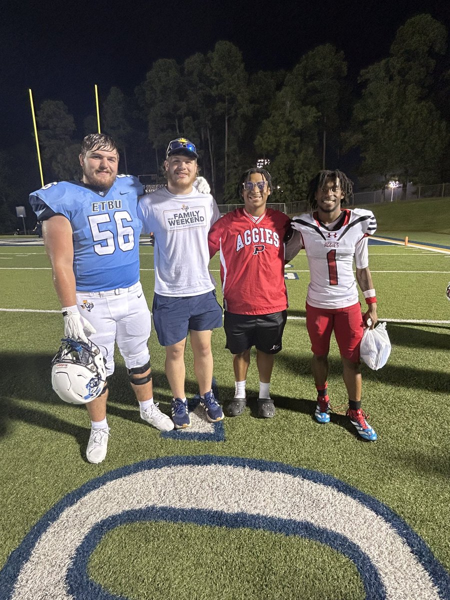 Great to see these guys at <a href="/MasonTrav56/">Travis Mason</a> game. Once a Mustang, always a Mustang. <a href="/ToweryLayton/">Layton Towery</a> <a href="/JailenHolmes/">Jailen Holmes</a> <a href="/Devinthomas_99/">Devin Thomas</a> CJ and Victor <a href="/GHSMustangsFB/">GHSMustangsFootball</a> <a href="/coachrsmith12/">Coach Ryan Smith</a> <a href="/sltischer/">Scott Tischer</a>