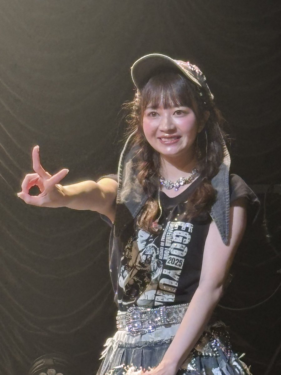 久々の江籠ちゃん！
可愛かったし、セトリも作り込まれていて、アーティストとしてのこだわりを感じた…会場の雰囲気も良かった！
個人的には、しっとりした曲から楽しい曲への暗転時に、表情をさっと切り替えてる姿がプロだなと思った👏
#江籠裕奈 
#僕たちだけの秘密
#江籠裕奈東名阪ツアー2025