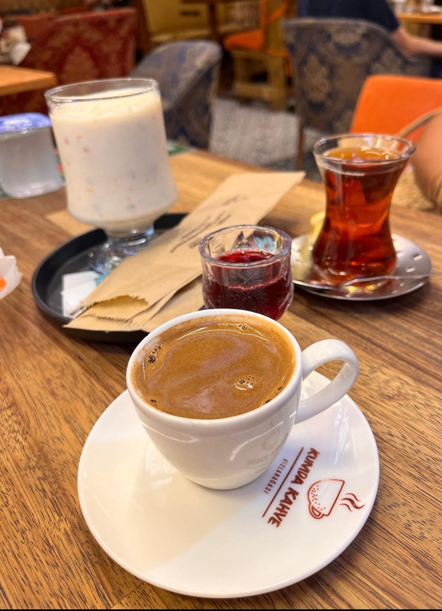 Biraz gerçek , biraz yalan
Biraz Sen gibi , biraz Ben gibi.

#kumdakahve_________📍
#kemeraltı / #izmir 
#akşam 
🍂☕🤎🚬