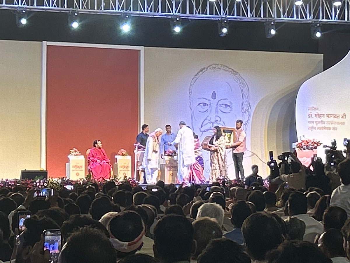 Anoop Singh Lodhi Tejgarh Damoh (मोदी का परिवार) (@dranoopsingh6) on Twitter photo आज अपरान्ह विश्व के सबसे बड़े स्वयंसेवी संगठन #Rashtriya_Swayamsevak_Sangh (RSS) के सरसंघचालक परम आदरणीय डॉ.मोहन भागवत जी के कर कमलों से, इंदौर में
मध्यप्रदेश शासन के कैबिनेट मंत्री आदरणीय श्री <a href="/prahladspatel/">Prahlad Singh Patel ( वृक्ष से जल, जल से जीवन)</a> जी द्वारा लिखित पुस्तक 'परिक्रमा कृपा सार' का विमोचन किया गया। आज अपरान्ह विश्व के सबसे बड़े स्वयंसेवी संगठन #Rashtriya_Swayamsevak_Sangh (RSS) के सरसंघचालक परम आदरणीय डॉ.मोहन भागवत जी के कर कमलों से, इंदौर में
मध्यप्रदेश शासन के कैबिनेट मंत्री आदरणीय श्री <a href="/prahladspatel/">Prahlad Singh Patel ( वृक्ष से जल, जल से जीवन)</a> जी द्वारा लिखित पुस्तक 'परिक्रमा कृपा सार' का विमोचन किया गया।
