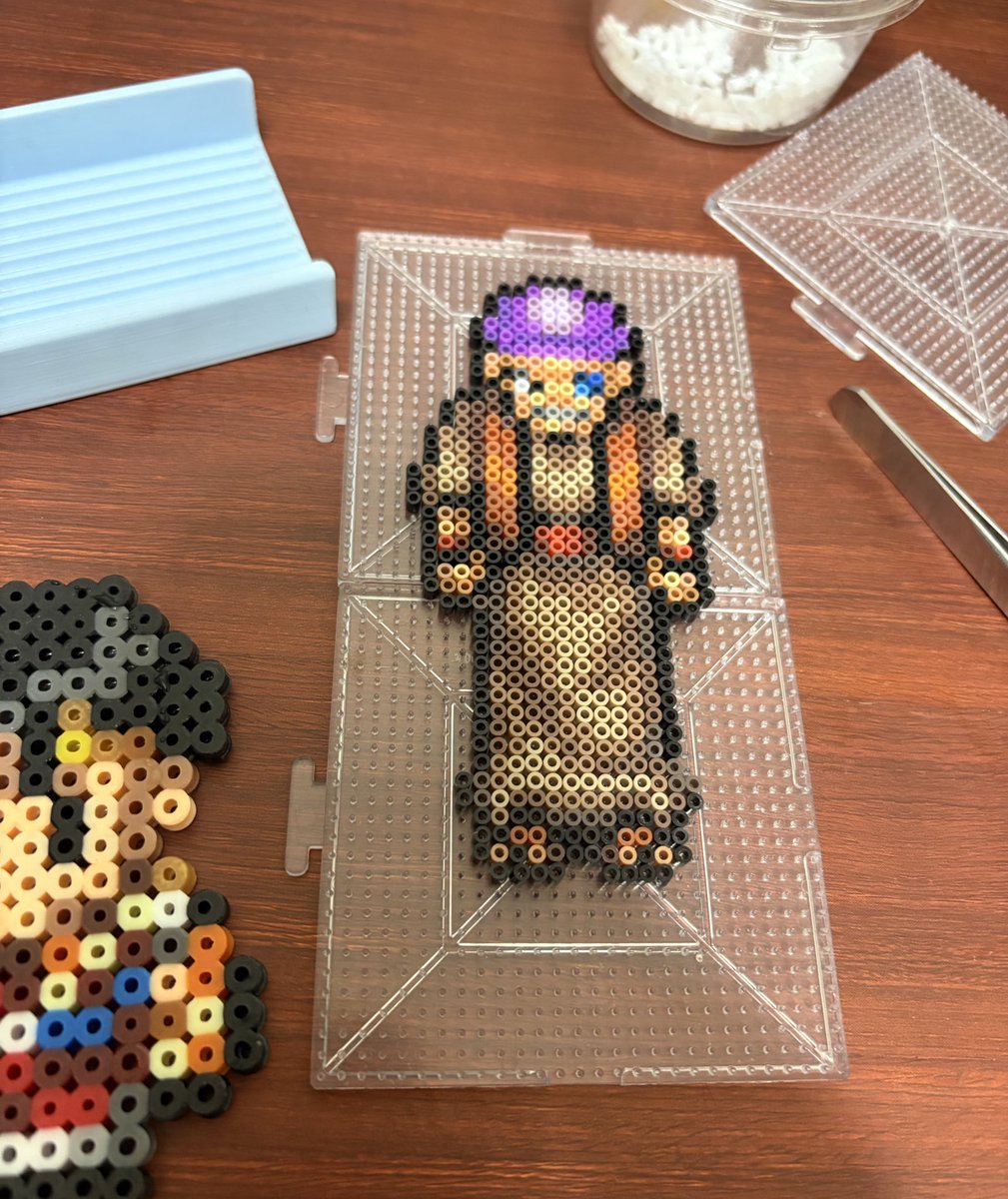 シエラさん用のビーズが届くまで
すっかり止まっていた1のビーズ再開
やっぱり1のグラデは綺麗🙌

紫ビーズ不足だなぁ〜