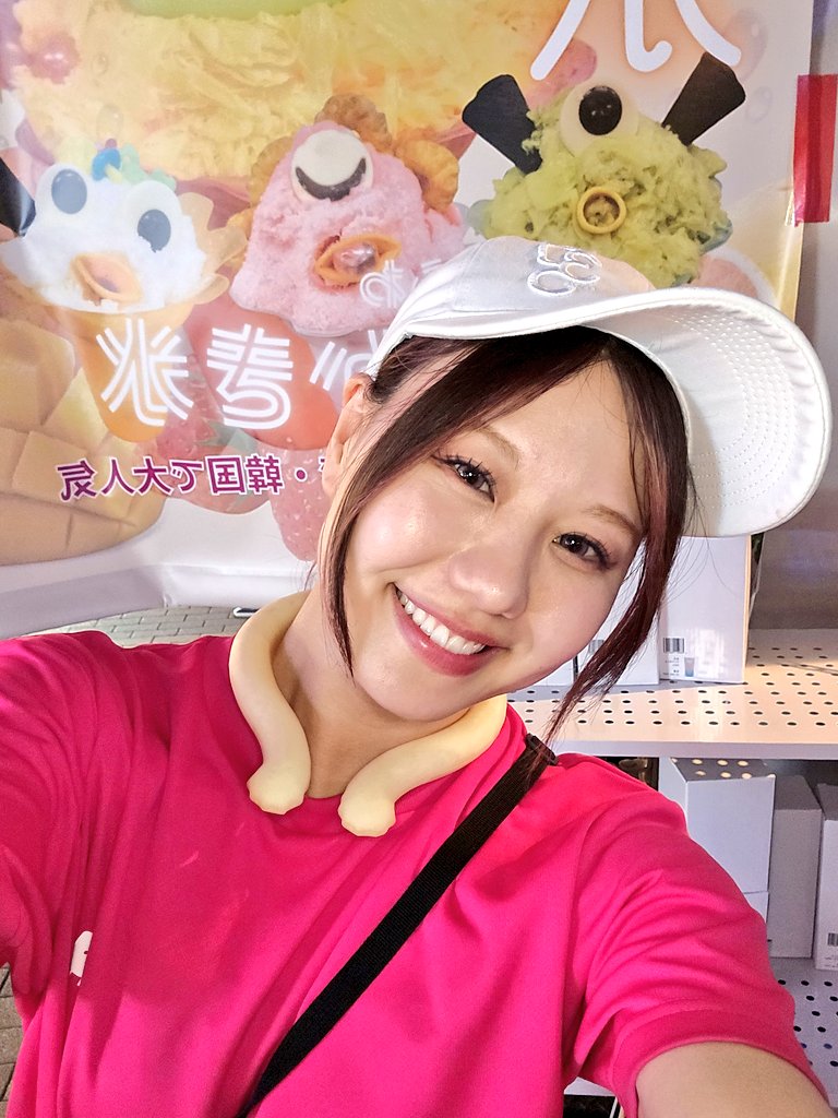rent_rent_rent's tweet photo. 家族連れでキッチンカーに。娘が食べられるかき氷がなかったのが残念だけど自分は飲んで食べて大満足。今日も待ち合わせてないのにオタクと遭遇。行けば誰かいる安心感。楽しくオタ話。最後はあんじーの笑顔に財布の紐が緩んでボトル2本とストラップお買い上げ。
#オミュ
#O35 https://t.co/0QxOm4AhL1