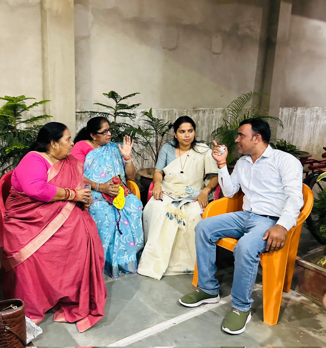 #प्रयागराज 
आज दिनांक 14 सितम्बर 2025 को प्रीतम नगर आवास, प्रयागराज में गंगापार एवं यमुनापार क्षेत्र के समाज के प्रतिष्ठित जनों से स्नेहिल भेंट हुई। इस अवसर पर सामाजिक विषयों पर व्यापक एवं सारगर्भित चर्चा हुई।