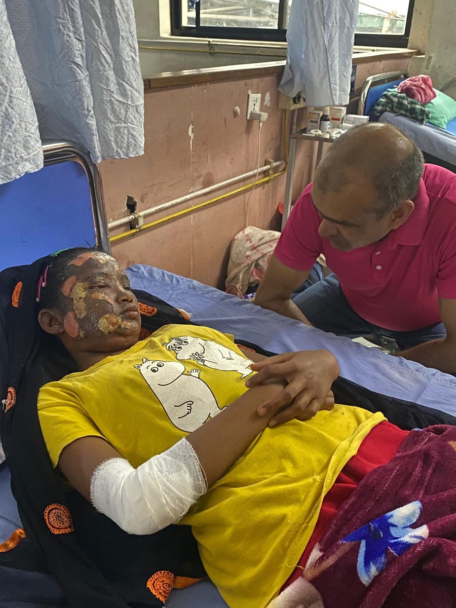 मैले देश जलेको देखेको दसकौ भयो।
अहिले सबैले देखे।
हजारौं हजार जीउँदै नागरिक जल्नु देश जल्नु नै हो सम्राचना जल्नु मात्र देश जलेको होईन।जलन उपचार कोष बनाएर यो नरसंहार को अन्त गरौं।