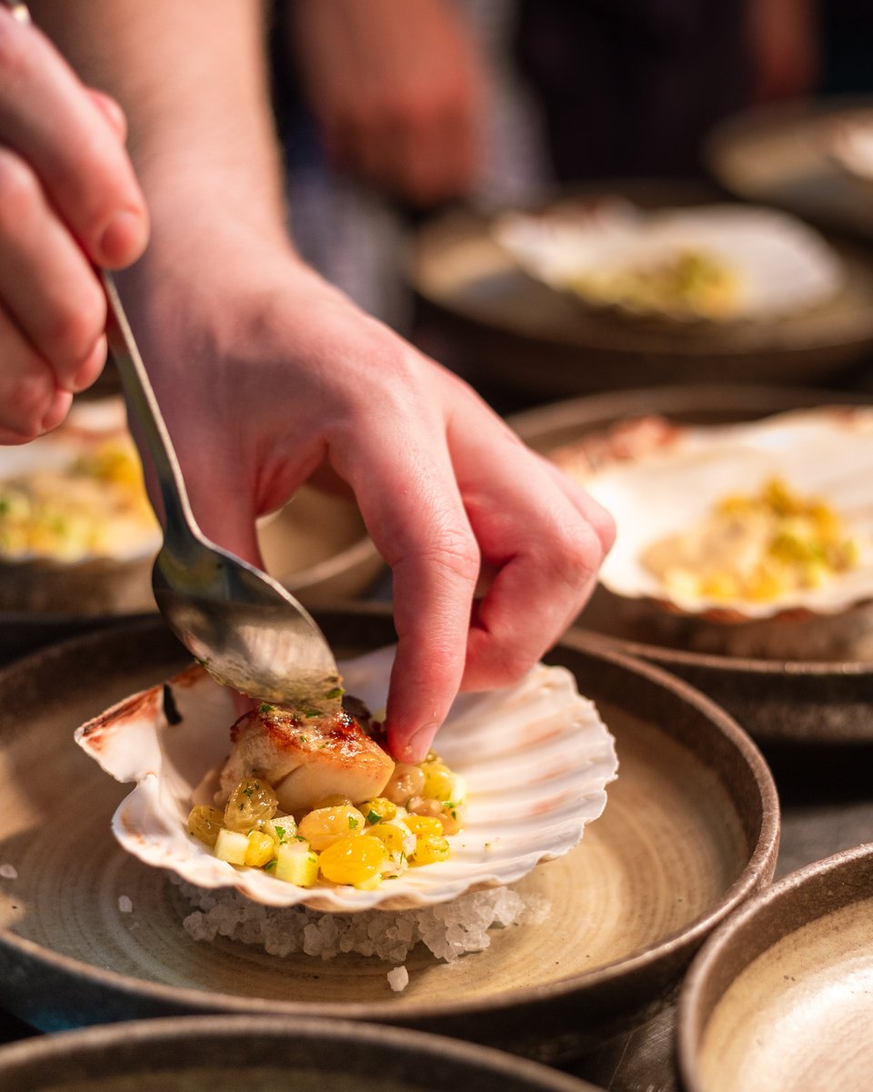 ArtSchoolCellar's tweet image. A starter that really steals the show 🤩🐚

Our pan-seared Loch Fyne King scallop comes served in the half shell, with silky cauliflower purée, apple &amp;amp; raisin dressing, and Café de Paris butter.

📍 On the Light Bites menu at The Art School Cellars

#liverpoolfood #scallop