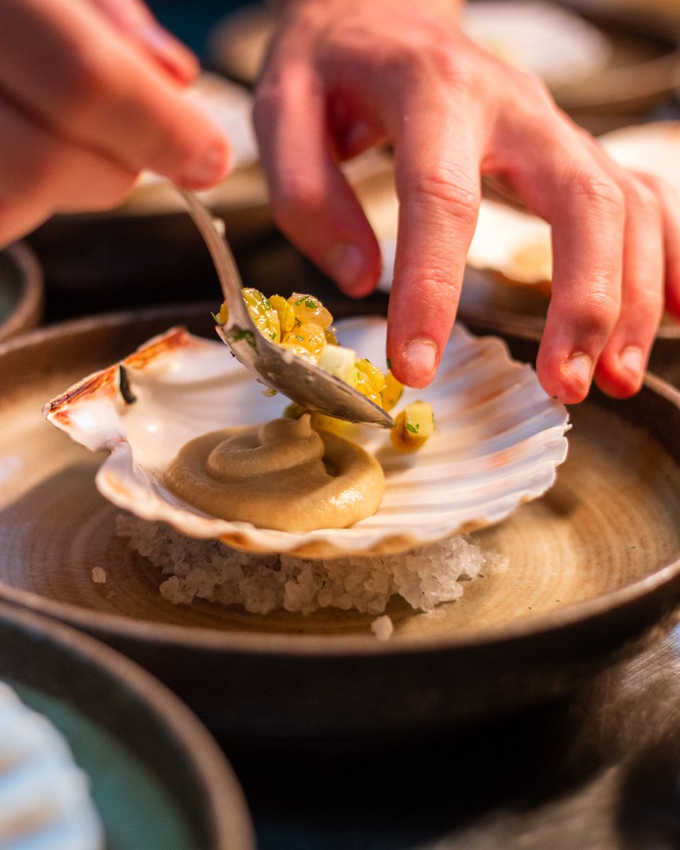 ArtSchoolCellar's tweet image. A starter that really steals the show 🤩🐚

Our pan-seared Loch Fyne King scallop comes served in the half shell, with silky cauliflower purée, apple &amp;amp; raisin dressing, and Café de Paris butter.

📍 On the Light Bites menu at The Art School Cellars

#liverpoolfood #scallop