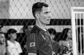 Bramkarz umarł od uderzenia piłką w klatkę piersiową

Jak to mogło się wydarzyć? 
Najczęstszym mechanizmem w takich sytuacjach jest tzw. commotio cordis – nagłe zaburzenie rytmu serca. Silne uderzenie w klatkę piersiową, dokładnie w krytycznym momencie pracy serca (kilkadziesiąt