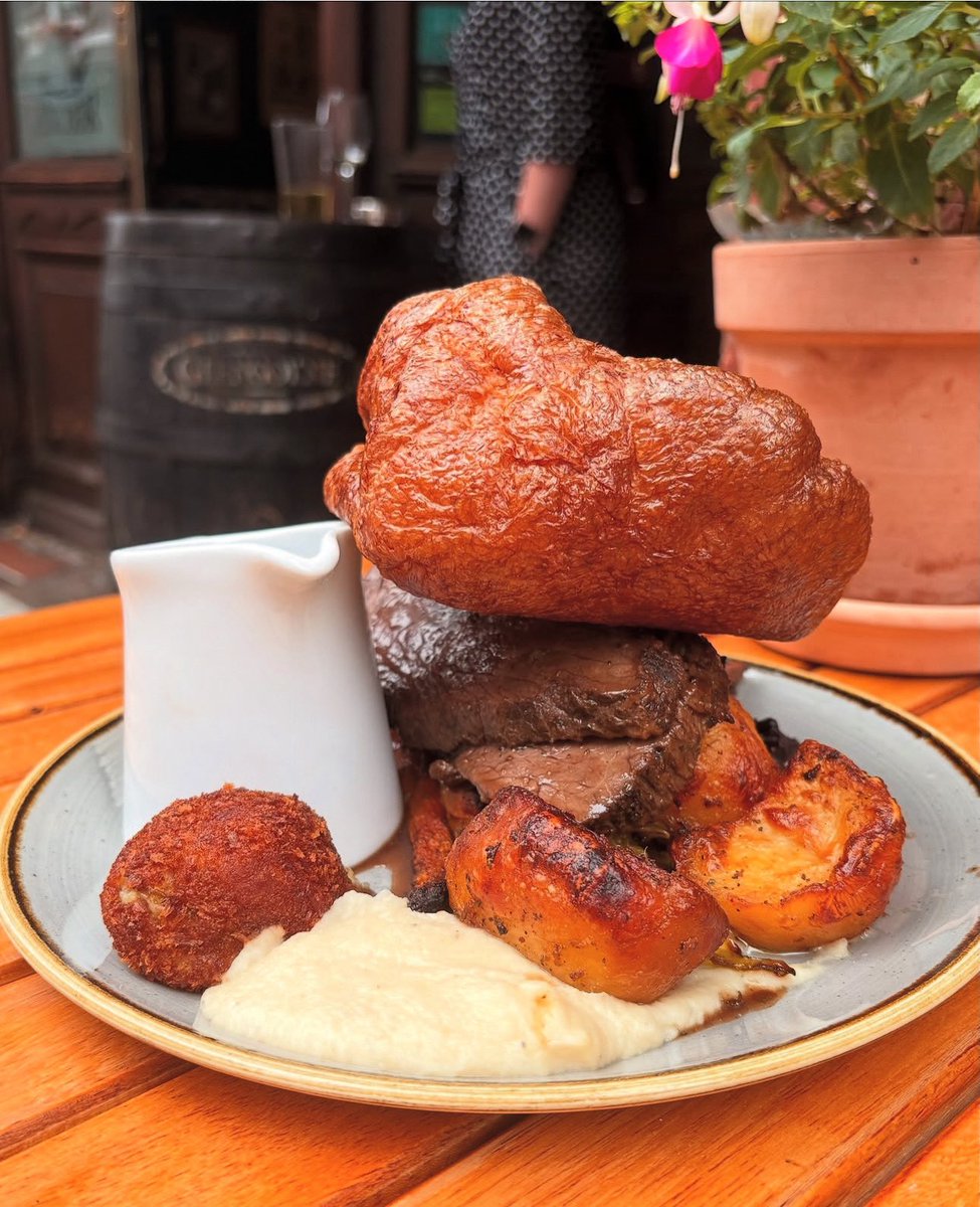foxandanchorec1's tweet image. Grey skies, golden roast. Skip the sofa, come find comfort at the pub. Only a few tables left! 🔥🍗🍻 #sundaysorted #youngspubs #sundayroast