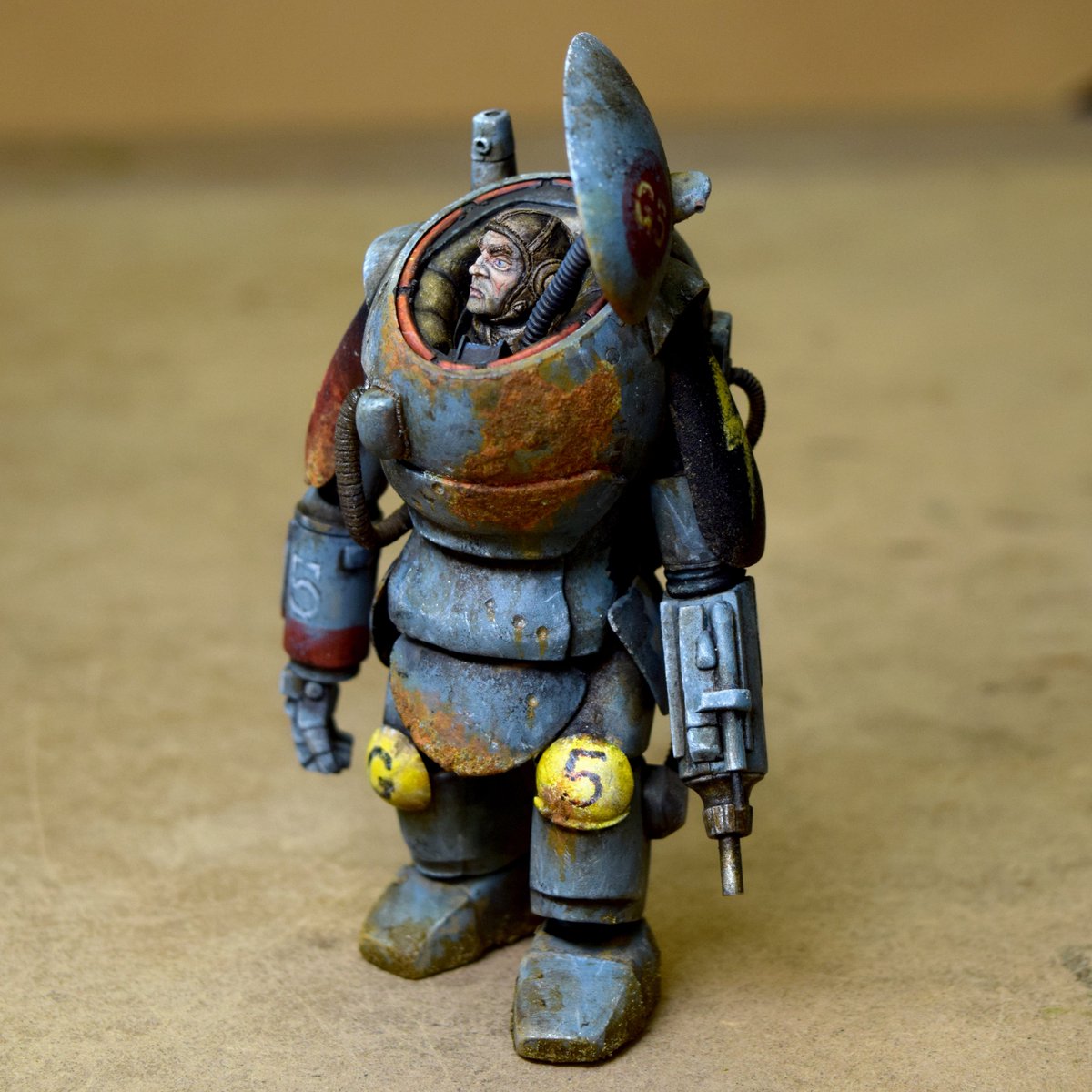 I think this one is done - I'll try and resist the urge to fiddle further! 

#makcomp2025 #paintonplasticmakcomp2025 #maschinenkrieger #sf3d #paintonplastic #maschinenkriegerzbv3000