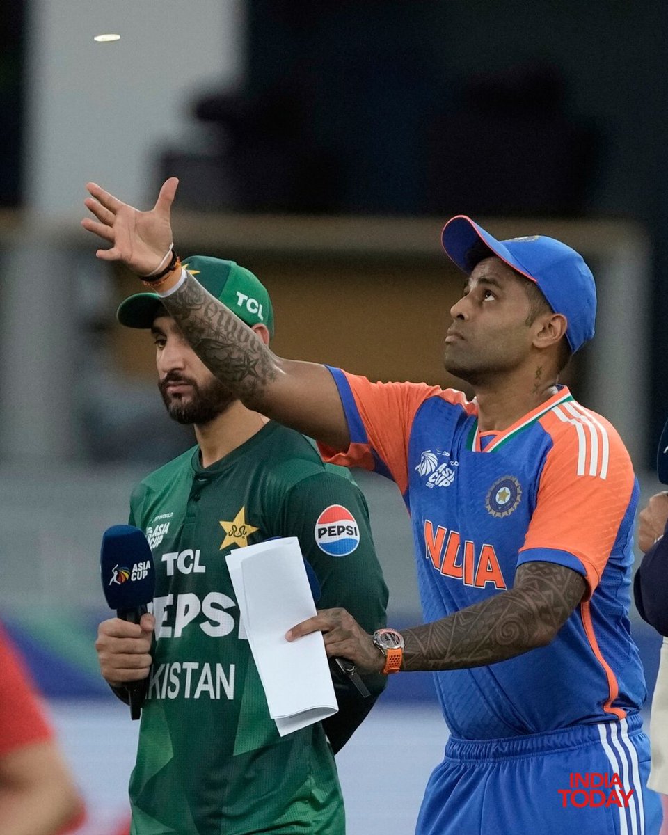 IndiaToday's tweet photo. 𝐀𝐬𝐢𝐚 𝐂𝐮𝐩, 𝐈𝐍𝐃 𝐯𝐬 𝐏𝐀𝐊: 𝐒𝐮𝐫𝐲𝐚𝐤𝐮𝐦𝐚𝐫 𝐘𝐚𝐝𝐚𝐯 𝐚𝐯𝐨𝐢𝐝𝐬 𝐡𝐚𝐧𝐝𝐬𝐡𝐚𝐤𝐞 𝐰𝐢𝐭𝐡 𝐏𝐚𝐤𝐢𝐬𝐭𝐚𝐧 𝐜𝐚𝐩𝐭𝐚𝐢𝐧 𝐚𝐭 𝐭𝐨𝐬𝐬

India captain Suryakumar Yadav avoided the customary handshake with his Pakistan counterpart Salman Ali Agha during the toss of the big-ticket Asia Cup 2025 match in Dubai on Sunday, September 14. The two captains stood beside each other when Ravi Shastri presented the toss, but they decided against shaking hands.

More details here: https://t.co/SfG39AOPR7

#IndVsPak #AsiaCup #AsiaCupupdates