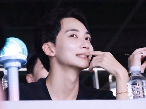 복무 중인 사람 얼굴이 이래도 된다고..
아 ㅈㄴ 잘생겼는데