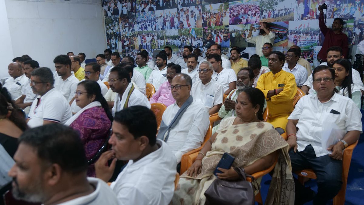 kcvenugopalmp's tweet photo. Attended the Political Affairs Committee meeting of Odisha PCC and the meeting of PCC Observers deputed under the Sangathan Srijan Abhiyan at Bhubaneswar today. 

The PAC deliberated on strengthening the organisation, the ongoing “Vote Chor, Gaddi Chhod” signature campaign, and charted out further political programmes to be held across the state.

The meeting also focused on the alarming rise in cases of crimes against, and disappearance of women, and the total misgovernance of the BJP-led Odisha Government.

Stressed on the need for strengthening the organisation at the district and grass root level and PCC observers to play a decisive role to strengthen the organisation.

The Congress stands firmly with the people of Odisha in their struggle for justice, dignity and democracy.