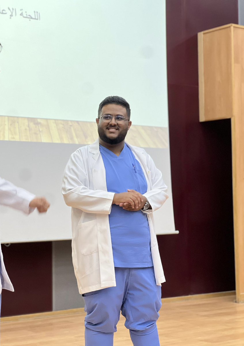 بدعمٍ من سعادة عميد كلية طب الأسنان د. عمر العمير وبحضور ضيفنا من خارج الكلية الطالب نواف الشريده،وبمشاركة رؤساء و نواب الأندية الطلابية،عقدنا لقاءً حواريًا خفيفًا بعنوان:
"حوار ومناقشة حول السجل المهاري وأثره المهني والشخصي وكيف يمكن أن يساعدنا المجلس الطلابي في تحقيق هذا الأثر"