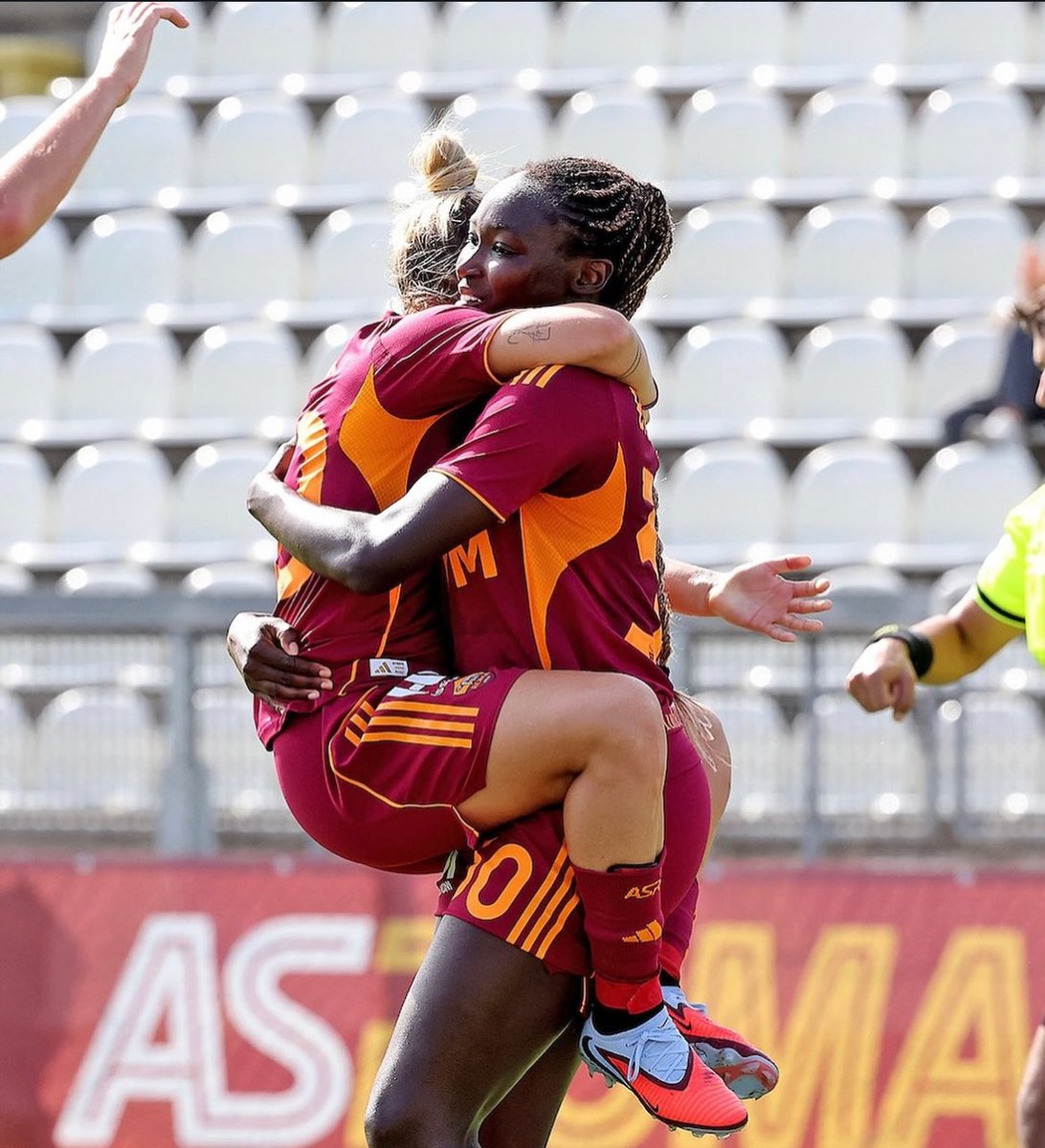 ✅ #Greggi giganteggia, #Pilgrim entra e la chiude 

La #ASRomaFemminile vola in semifinale di #SerieAWomensCup, battuto 3-0 il Sassuolo di #Spugna 

Martedì alle 14 il sorteggio: Juventus, Inter e Lazio le possibili avversarie

Ora testa alla #UWCL 

#ASRoma
