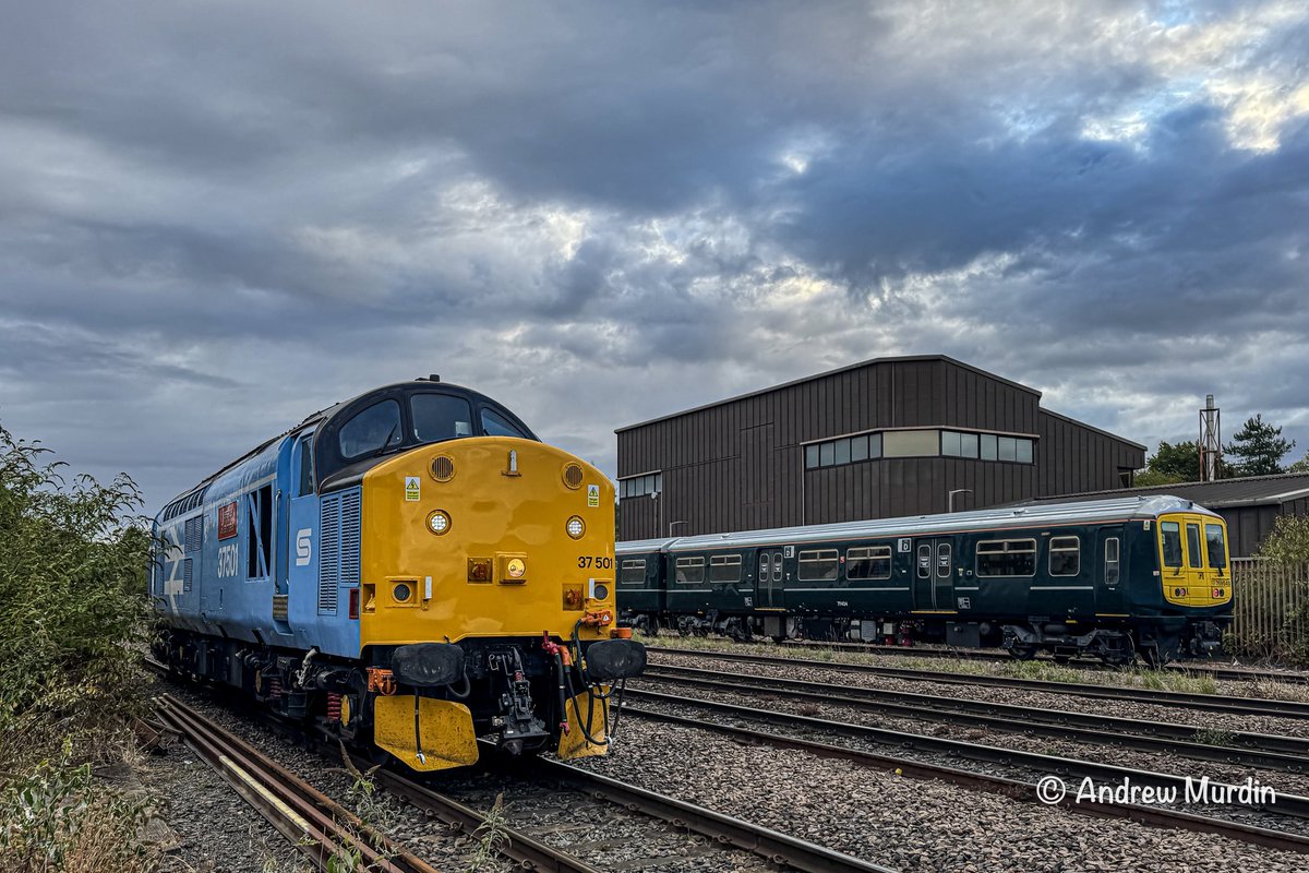 #SignalBoxSunday
Held at the station end of the Up &amp; Dn Goods afforded this view of the old Leicester PowerBox. 37501 bound for Kettering and 769549 on Leicester LIP.