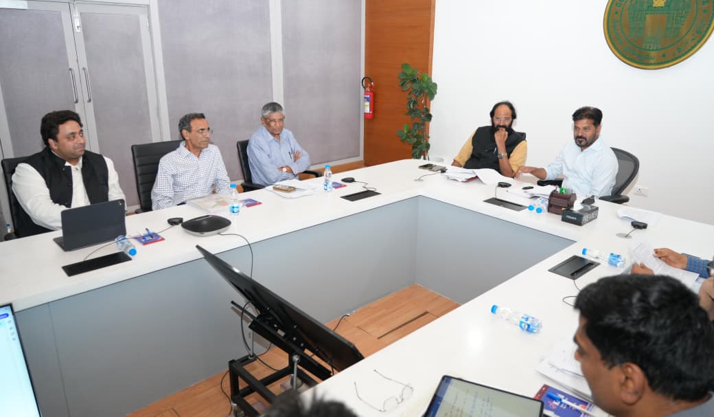 TGIrrigation's tweet photo. కృష్ణా జలాల్లో తెలంగాణకు రావాల్సిన న్యాయమైన వాటాను సాధించి తీరాలని ముఖ్యమంత్రి శ్రీ @revanth_anumula గారు న్యాయ నిపుణులను, అధికారులను అప్రమత్తం చేశారు.  కృష్ణా నదిలో తెలంగాణాకు చెందాల్సిన నీటివాటాలో ఒక చుక్క నీరు కుడా వదులుకునేది లేదని ముఖ్యమంత్రి గారు స్పష్టం చేశారు.
@UttamINC https://t.co/f7Gi3LYKRG