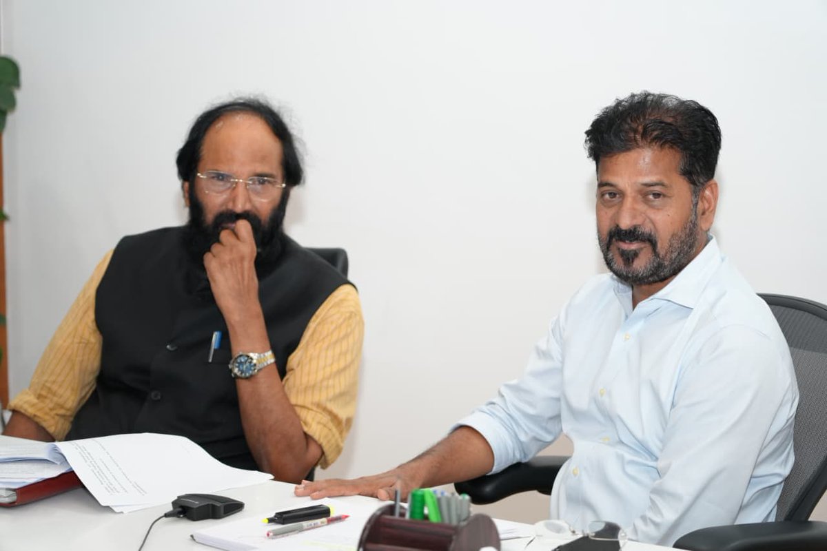 TGIrrigation's tweet photo. కృష్ణా జలాల్లో తెలంగాణకు రావాల్సిన న్యాయమైన వాటాను సాధించి తీరాలని ముఖ్యమంత్రి శ్రీ @revanth_anumula గారు న్యాయ నిపుణులను, అధికారులను అప్రమత్తం చేశారు.  కృష్ణా నదిలో తెలంగాణాకు చెందాల్సిన నీటివాటాలో ఒక చుక్క నీరు కుడా వదులుకునేది లేదని ముఖ్యమంత్రి గారు స్పష్టం చేశారు.
@UttamINC https://t.co/f7Gi3LYKRG
