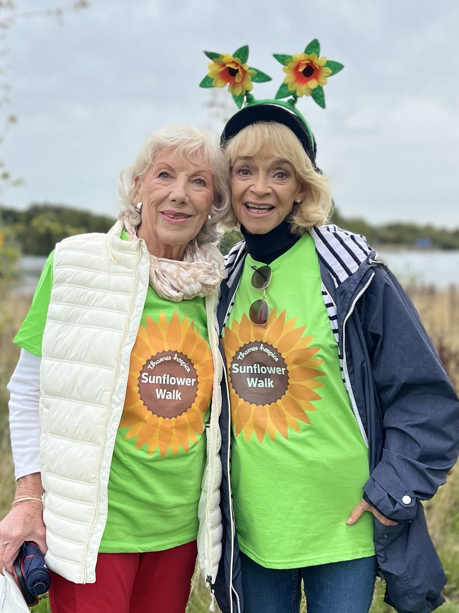 Sunflower Walk for the excellent Thames Valley Hospice ... with my chum, Cindie.