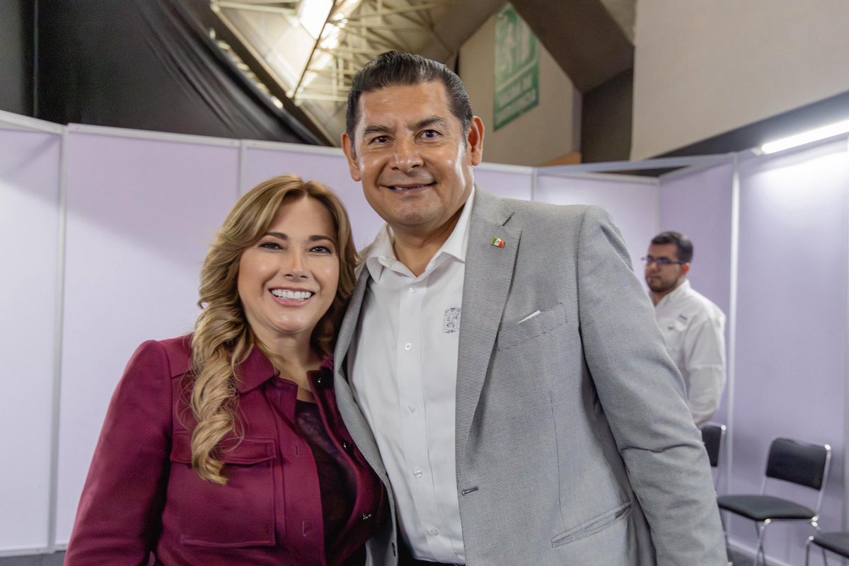 ¡Mi pareja ideal! 🫶🏼

Gracias por todo tu acompañamiento, cariño y amor que siempre nos brindas a nuestra hermosa familia y a mí. Te amo, Ceci Arellano. 😘