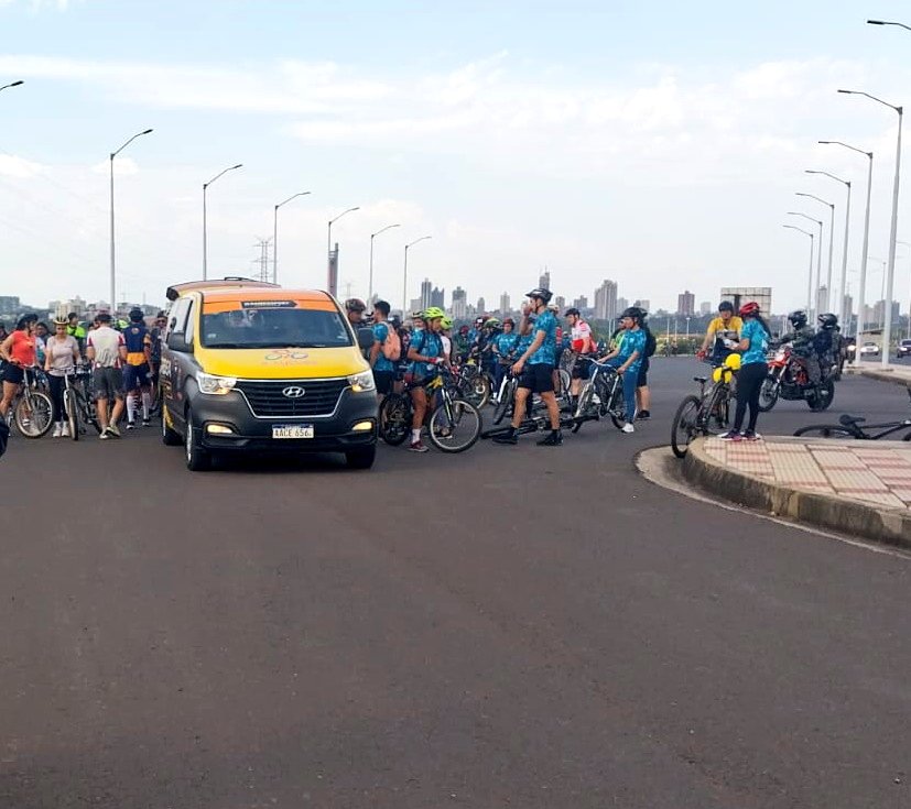asu_transito's tweet photo. 👮🏻♂️Agentes de la PMT brindan cobertura al servicio "BIENVENIDA A LA PRIMAVERA - Paseo en bici 🚴" #AsuTransito https://t.co/tp60jBbPh2