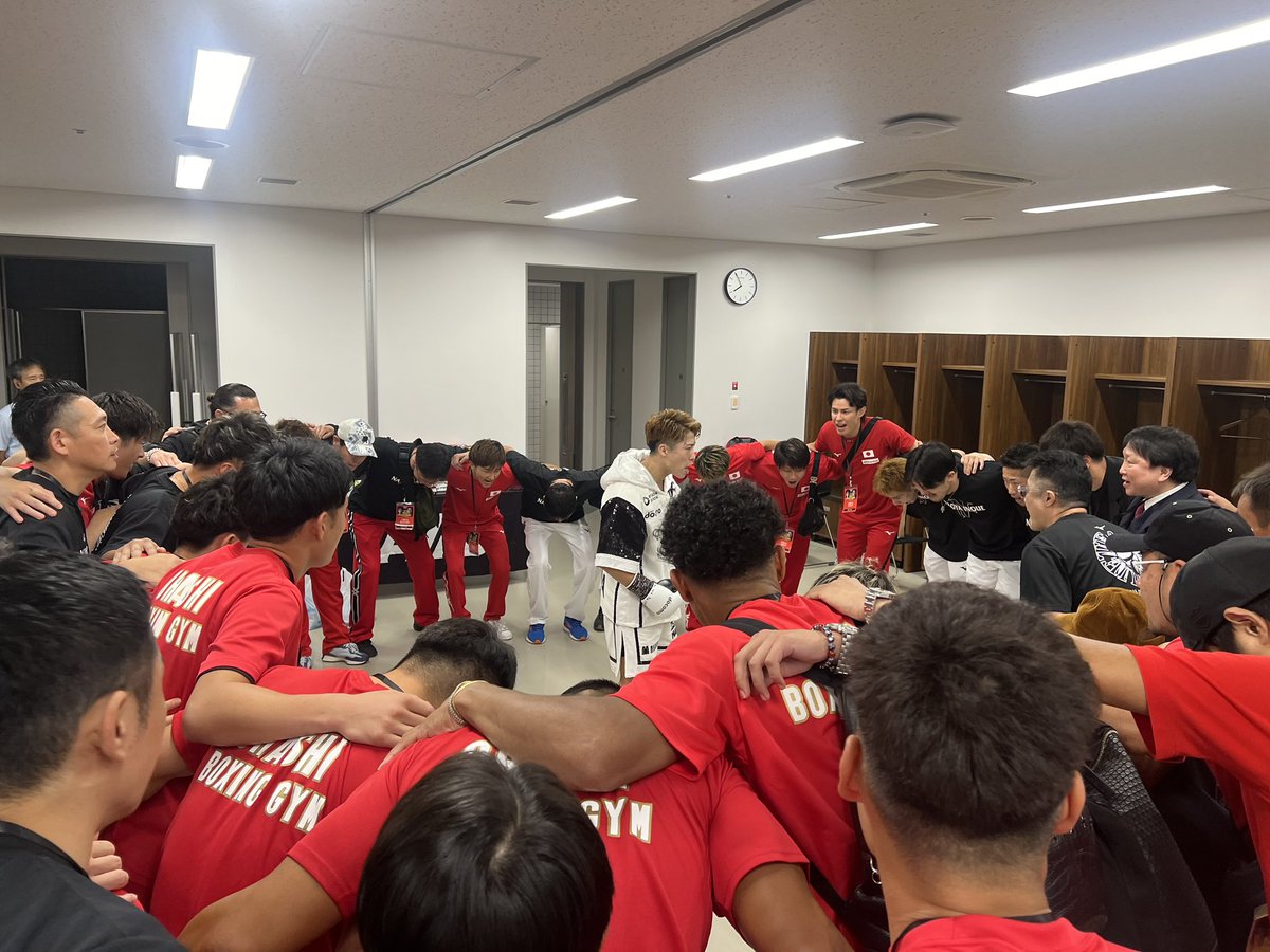 naotaku_mg's tweet photo. 尚弥チャンピオン👑👑👑👑

史上最多タイの世界戦26連勝‼️🎊

元2団体統一王者を相手に終始圧倒の12R！
まさに芸術です‼️

#井上尚弥 チャンピオン@naoyainoue_410 
#大橋ジム
#TEAMINOUE

おめでとうございます🎊🎉 https://t.co/GNQk6pFoss