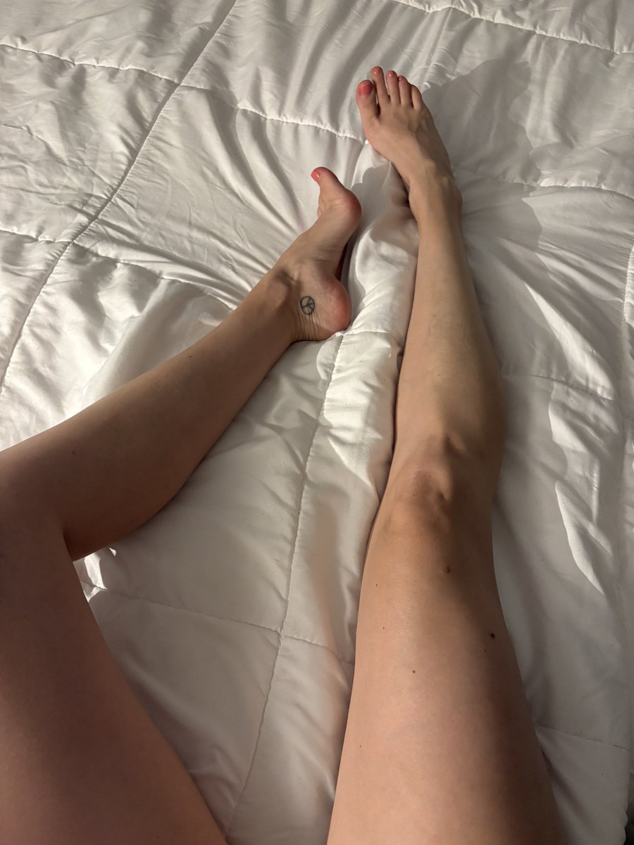 PeachRubs's tweet photo. Who’s joining my perfect littles feetsies for a Sunday movie day in bed? 🥰♥️ https://t.co/IcvQJ0uyaL