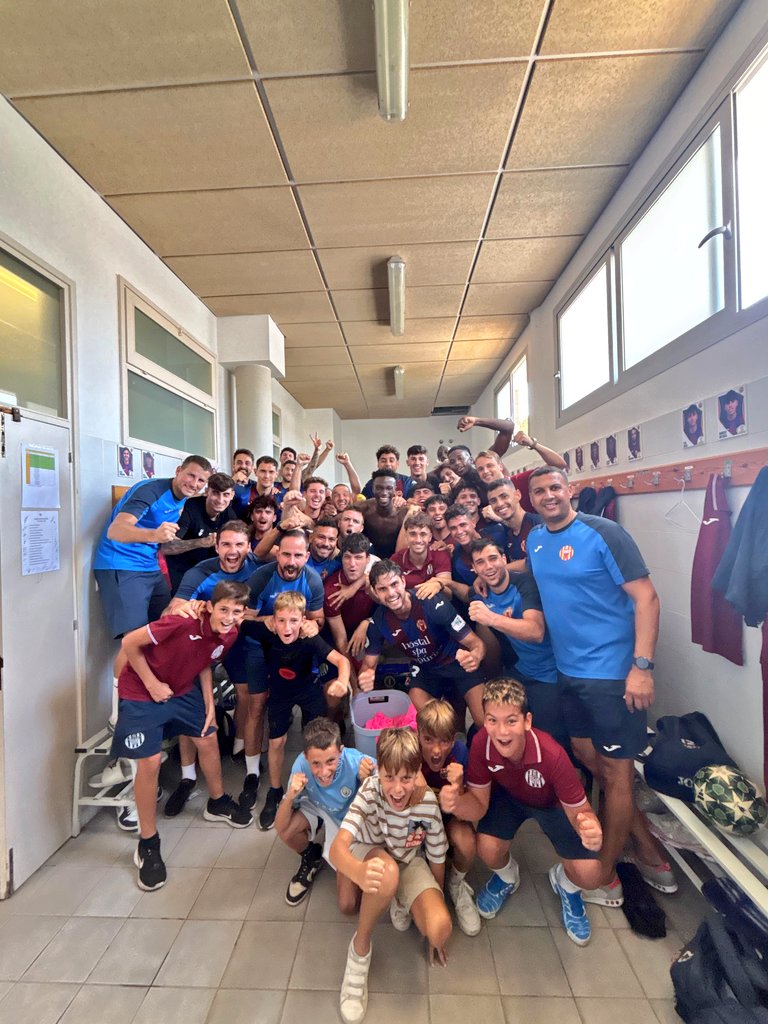 FCLESCALA's tweet photo. ✌️🏟 𝗟𝗮 𝗽𝗿𝗶𝗺𝗲𝗿𝗮 𝗮𝗺𝗯 𝗲𝗹𝘀 𝗻𝗼𝘀𝘁𝗿𝗲𝘀!

@fclescala 2-0 @ceeuropa B

⚽️ Sanku x2 

⚔️ Partit molt competit, on de nou l'equip ha demostrat un gran compromís, concentració i determinació.

#somlescala❤️💙 #fclescala #3arfef #LEscalaEuropaB #NouMiramar https://t.co/CK0fVAm7Qf