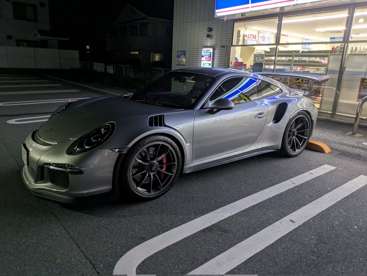 GT3RS リアウイングのブツブツ修理のためポルシェセンターにて板金塗装してもらいました。
ブースで加熱し、ブツブツ出きった後に穴を1つ1つ埋めて塗装したとのこと。
製造時のカーボンの樹脂含浸の時の条件がバラついたのか…
めちゃくちゃ綺麗になりました！
PORSCHE AGさん　そこんとこお願いします