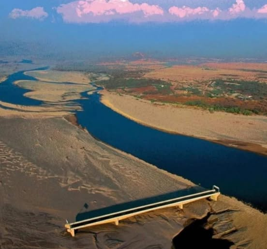 1998 wurde in Honduras mit japanischer Ingenieurskunst eine moderne Brücke über den Fluss Choluteca errichtet. Sie war so konstruiert, dass selbst die stärksten Stürme ihr nichts anhaben konnten – ein Bauwerk, das Jahrzehnte überdauern und eine wichtige Verkehrsader des Landes