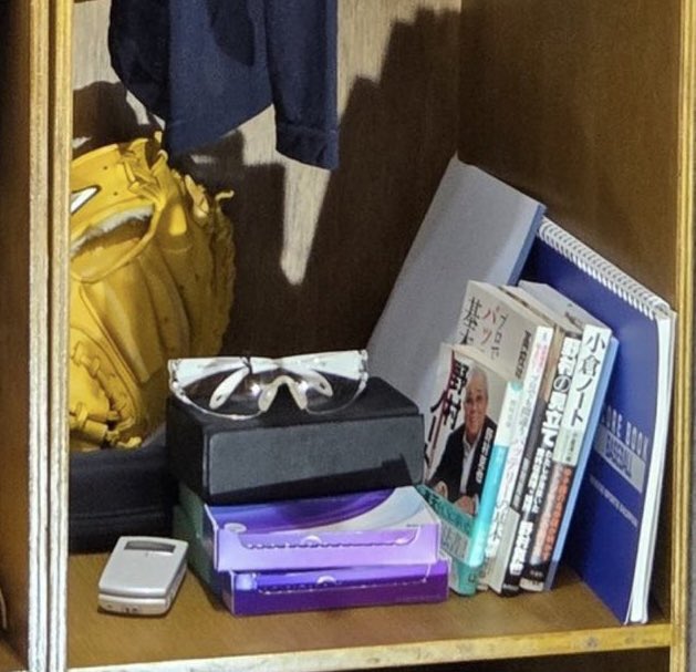 Looking into some of the details with rough translations, in Miyuki’s locker some of the books in there are from famous baseball player/Manager Katsuya Nomura and are books about managing/leading a team, developing players and analyzing data from games to make the team stronger
