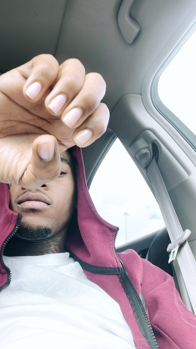 Tell dat Poe ass nigga stop touching you wit dem dirty ass hands 😒