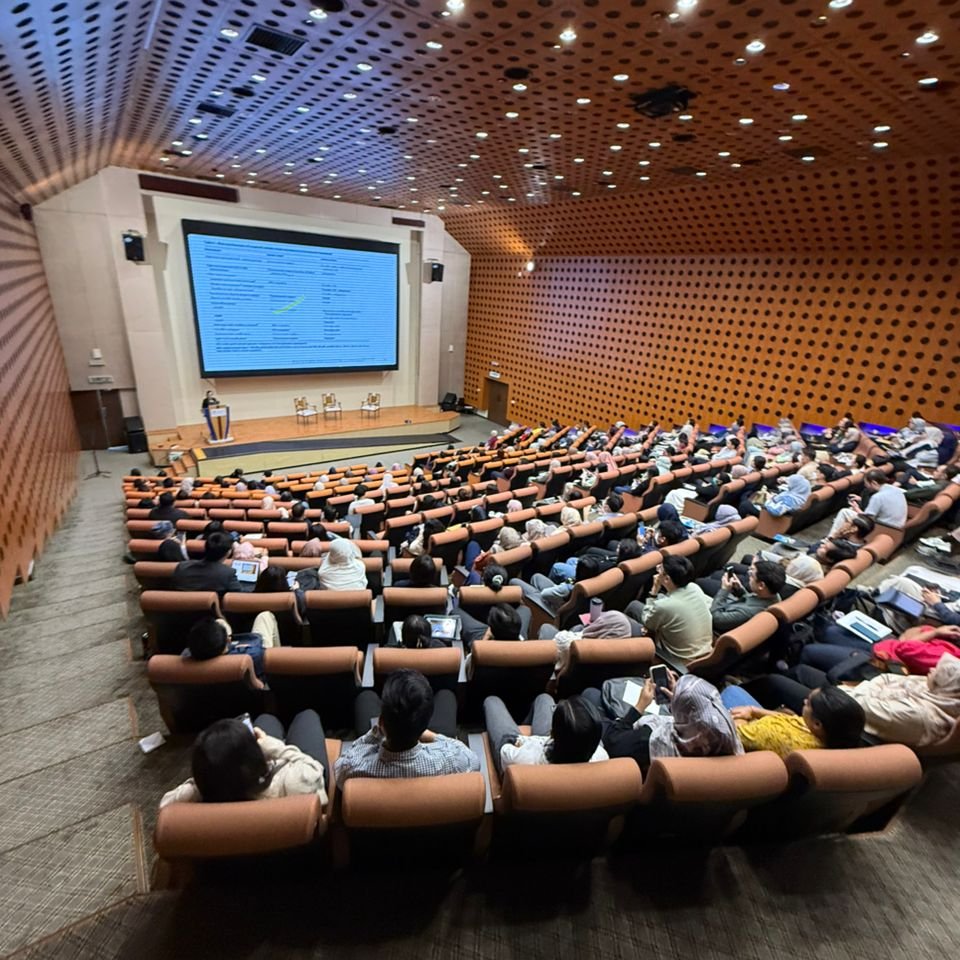 Managed Stenotrophomonas maltophilia lately? 🦠
My MDRO workshop takeaways:
🚫 Don't treat colonization.
🩸 Bloody sputum in immunocompromised = red flag.
💊 MDR? Think CAZ/AVI + Aztreonam (avibactam inhibits L2, aztreonam bypasses L1).
⚠️ Needs more data, perhaps RCT! 
#UMSC