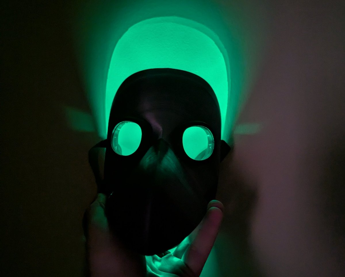 MrDrProfMuffins's tweet photo. Mask is done! The lights are about 1mm away from poking my eyes but I don't care. It looks so cool. Now to wait for the rest of the costume to arrive. https://t.co/9yN3NWjTYR