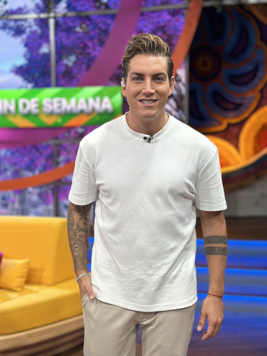Andreaa_Barc's tweet photo. Agustín Fernández no llegó a @VengaLaAlegria por casualidad.  
Llegó con historia, con cicatrices, y con algo que no se puede fingir:  
Carisma real.  
Los medios lo reconocen, las redes lo celebran.  
Y el público ya lo pide fijo.  
¿ @AztecaUNO, estás viendo esto? 👀📢

#AgusFernandez
#VLAFinDeSemana