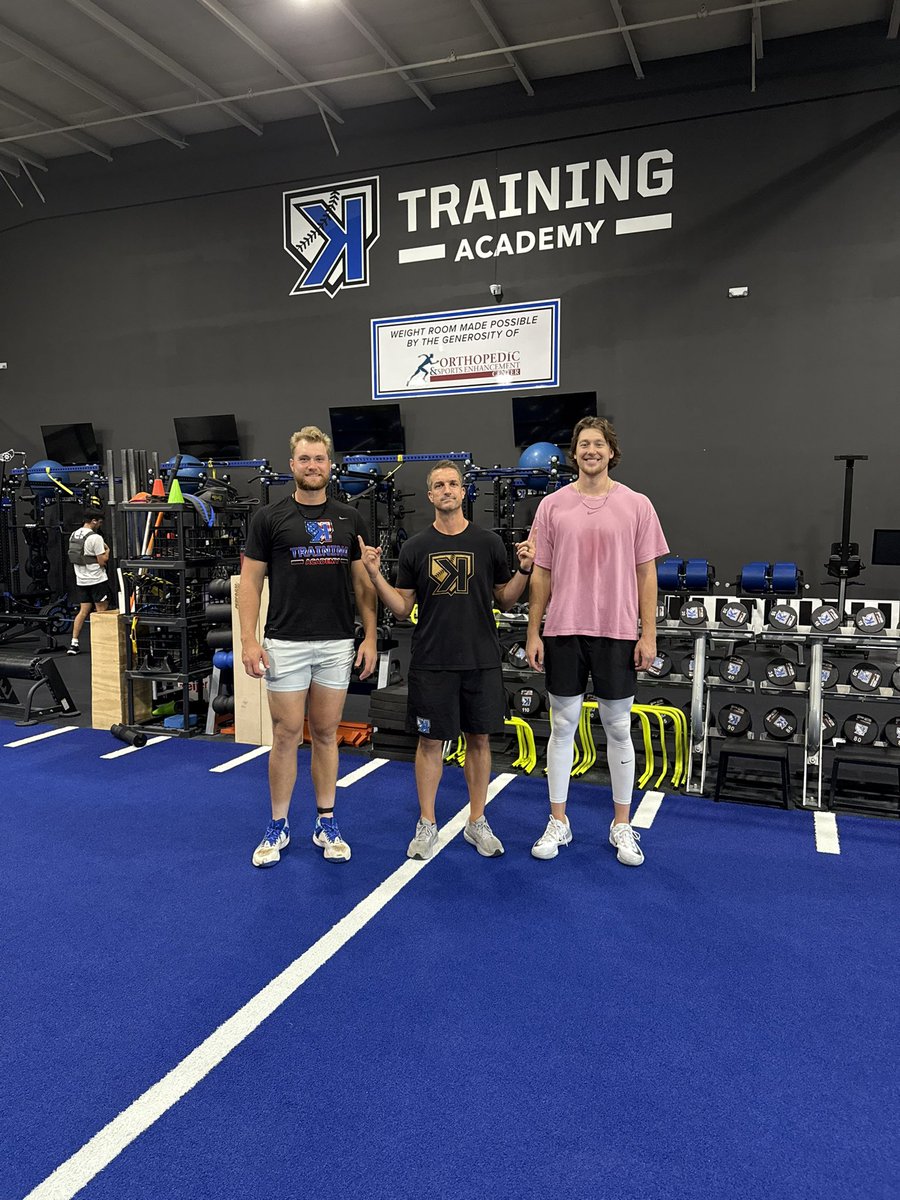 Apparently being 6'4 (ok fine...6'3) 215 isn't very big these days. 

Couple of my BIG Pro arms in the house to get their season end Eval done and game plan for the OffSzn

L- 6'8 RHP Kevin Davis (White Sox)
R-6'11 LHP Jared Beck (FA)

<a href="/CoachKsAcademy/">CoachKsAcademy</a>