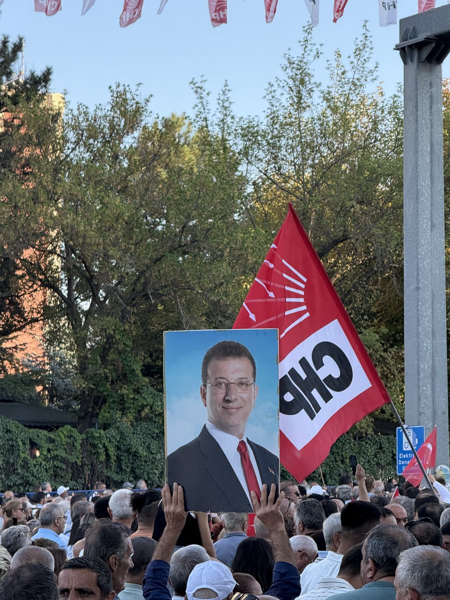 Bugünlerden geriye; bir yarına gidenler kalır,
Bir de yarınlar için direnenler.