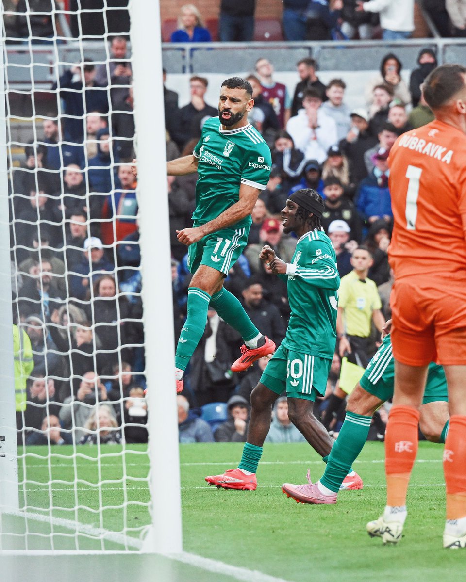 0-1. El Burnley ha salido a meter un bloque bajo, defender con 9 y dejar un atacante arriba. Nunca, NUNCA iba a ser un partido agradable con 5 defensas abajo. De hecho, varias veces que han enfocado a Parker en los cambios se le veía explicando esto.

Estos son los partidos que