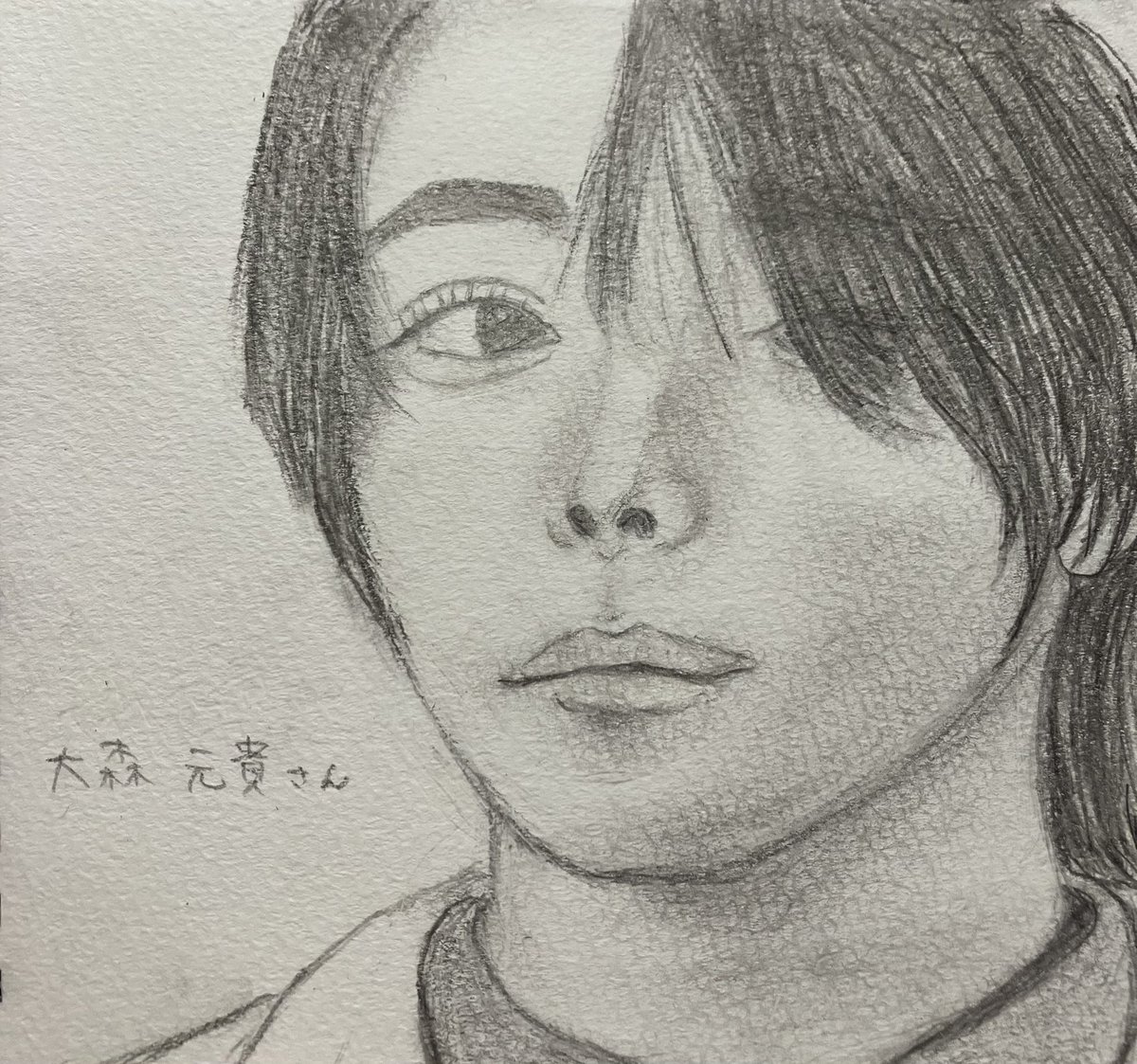 hima_enaga's tweet photo. @MotokiOhmoriMGA 元貴くん29歳のお誕生日おめでとうございます！！
元貴くんの歌声と曲にいつも元気もらってます！お忙しいとは思いますがどうか健康で元気に無理せず頑張ってください！応援してます！
バベルの塔が初ミセスのLIVEなので会えることをとても楽しみにしてます！鉛筆だけで元貴くんを見て描いてみました。 https://t.co/lllsWBXPG6