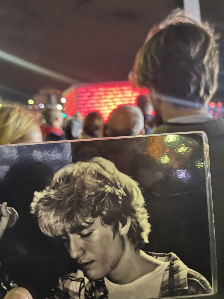 A Parigi, per rendere visibili gli invisibili ❤️❤️❤️
Noi, i tuoi amici, eravamo tutti lì ❤️