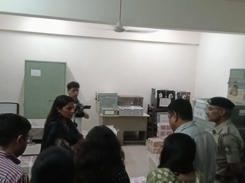 આજરોજ ગૌણ સેવા પસંદગી મંડળ આયોજીત મહેસૂલી તલાટીની સ્પર્ધાત્મક પરીક્ષા યોજાઇ જેમાં પરીક્ષા કેન્દ્રો તથા સ્ટ્રોંગ રૂમ ખાતે કામગીરીનું નિરીક્ષણ કરવામાં આવ્યું.
<a href="/CMOGuj/">CMO Gujarat</a> <a href="/DDOMAHISAGAR/">DDO MAHISAGAR</a> <a href="/infomahisagar/">Info Mahisagar GoG</a> <a href="/InfoGujarat/">Gujarat Information</a> <a href="/JayantiRavi/">Jayanti Ravi</a> <a href="/SP_Mahisagar/">SP Mahisagar</a> <a href="/GsssbOfficial/">ગુજરાત ગૌણ સેવા પસંદગી મંડળ</a> <a href="/revenuegujarat/">Revenue Dep. Gujarat</a>