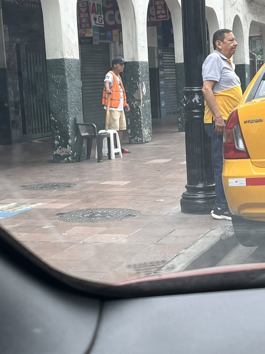 JoseJ03074151's tweet photo. @DanielNoboaOk @aquilesalvarez
Quien controla a esta gente. Con un bate de béisbol. Son unos abusivos. Vi como le partió el retrovisor a alguien que le dio menos de los que pedía el cuidador de carro https://t.co/Ute7iVSf0H