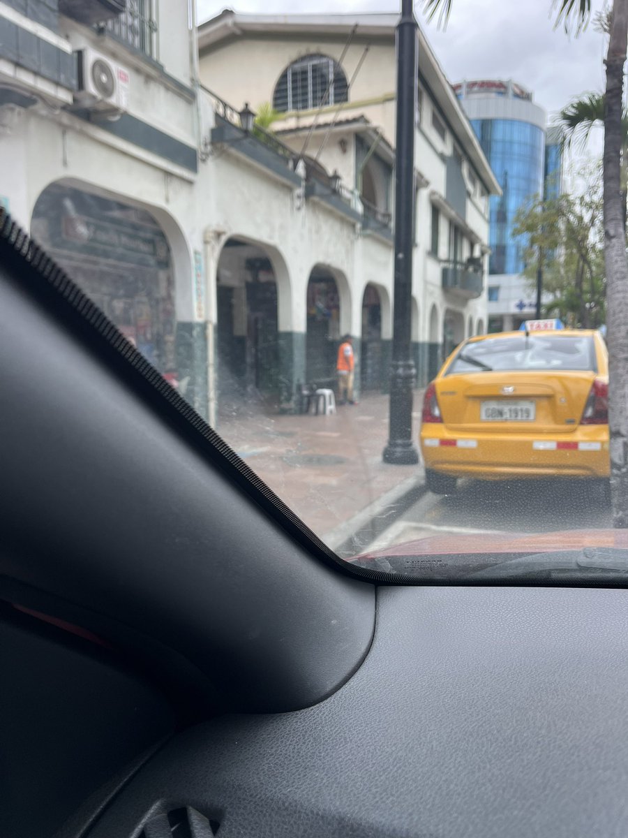 JoseJ03074151's tweet photo. @DanielNoboaOk @aquilesalvarez
Quien controla a esta gente. Con un bate de béisbol. Son unos abusivos. Vi como le partió el retrovisor a alguien que le dio menos de los que pedía el cuidador de carro https://t.co/Ute7iVSf0H
