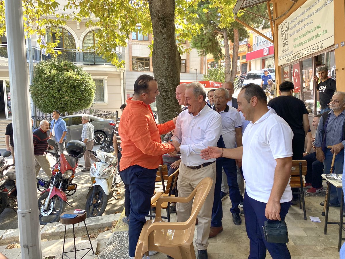 #Babadağ ilçe meydanında hemşehrilerimizle kucaklaştık, içten sohbetlerine ortak olduk. Her el sıkışmamızda samimiyet, her diyaloğumuzda güveni hissettik. Bu gönül bağı, güçlü yarınlarımıza daha sağlam adımlarla yürümemize vesile oluyor. Muhabbet büyüyor, birliğimiz güçleniyor.