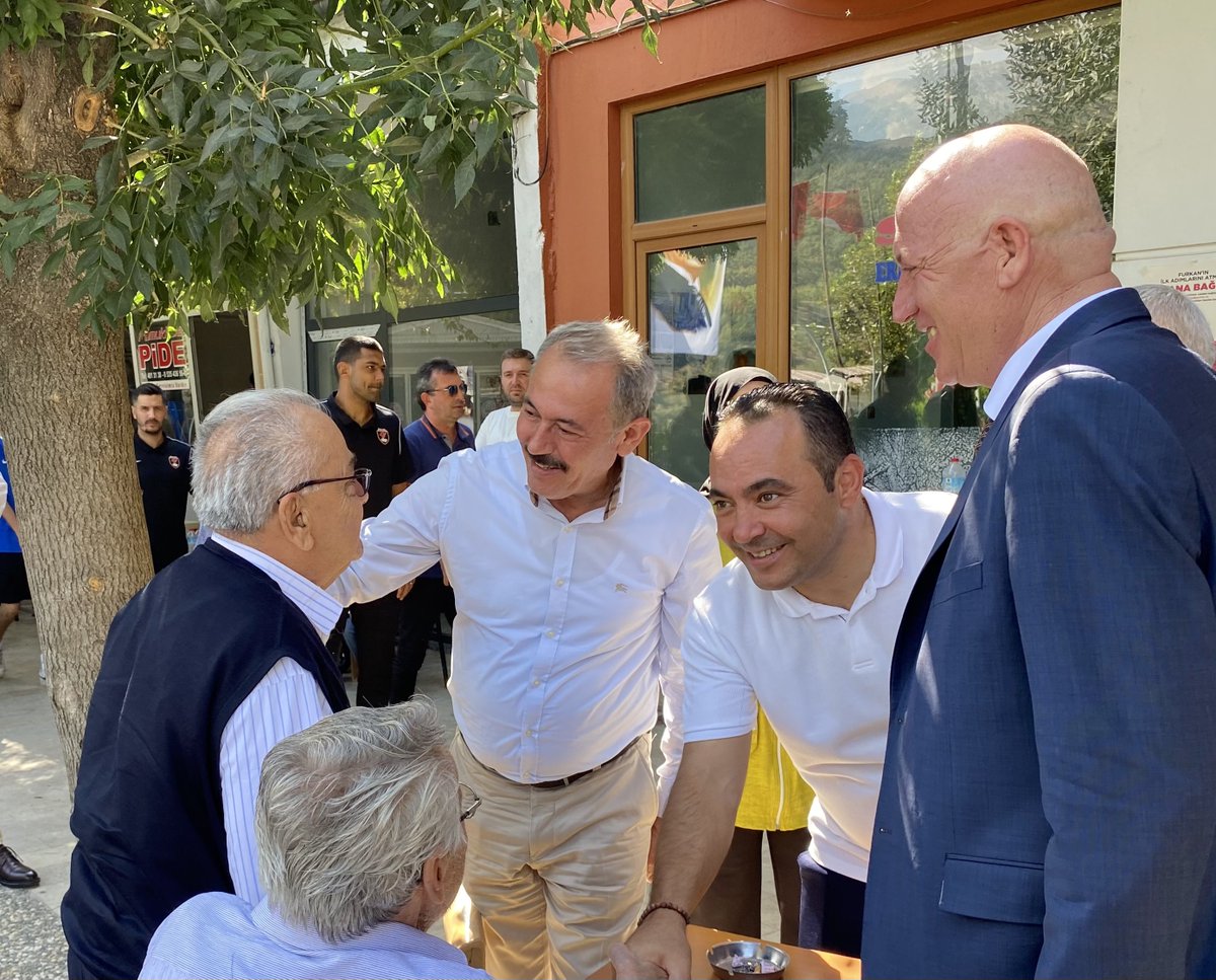 sahin_tin's tweet photo. #Babadağ ilçe meydanında hemşehrilerimizle kucaklaştık, içten sohbetlerine ortak olduk. Her el sıkışmamızda samimiyet, her diyaloğumuzda güveni hissettik. Bu gönül bağı, güçlü yarınlarımıza daha sağlam adımlarla yürümemize vesile oluyor. Muhabbet büyüyor, birliğimiz güçleniyor. https://t.co/eGkcCBHELI