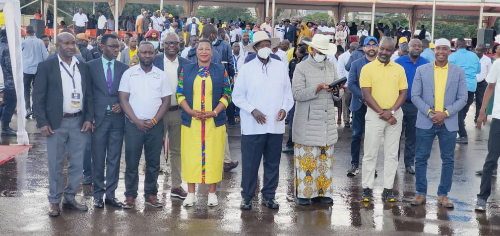 Bwaise_Terminal's tweet photo. Our @utof_uganda National Chairman, Hajji @RashidSsekindi (next to DS @Thomas_Tayebwa) in a Group Photo with H.E @KagutaMuseveni at the celebration of Jajja's 81 year at Kololo Ceremonial Grounds. https://t.co/Sp7v0YAWDe