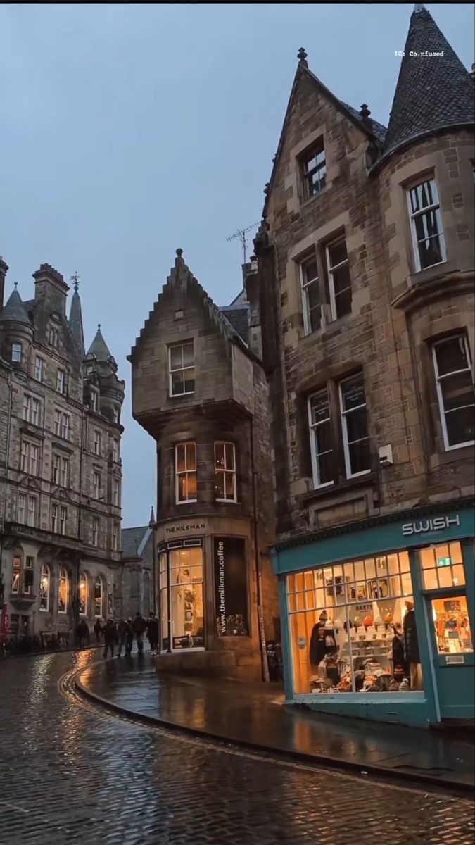 purelivn's tweet photo. autumn in Edinburgh https://t.co/6ZlUj2PB9u