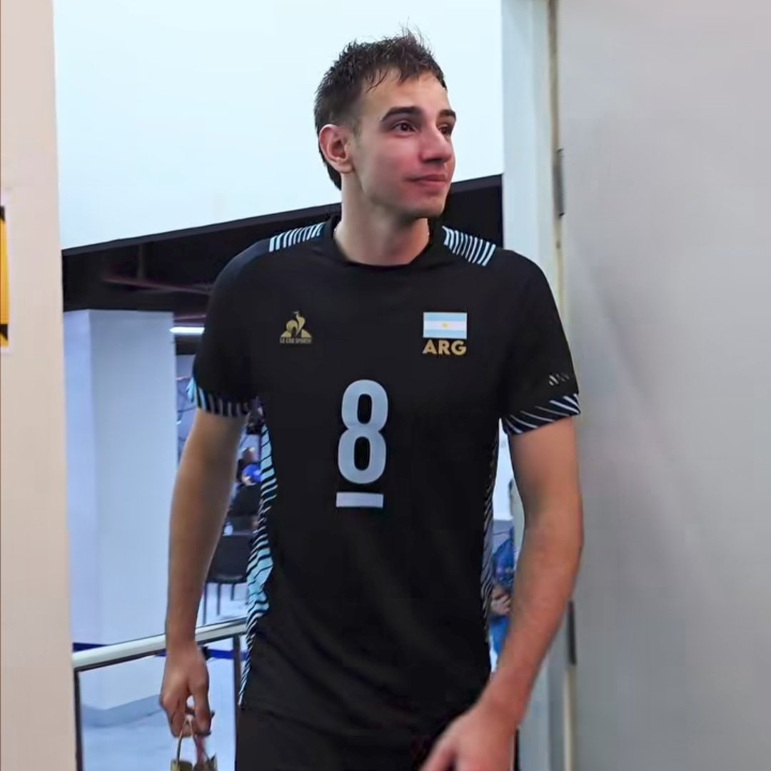 volleyvictim's tweet photo. walking in with a dumbass smile as if he didn't know the fans were waiting for him 🐕 https://t.co/jBUdQt7SGJ